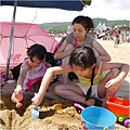 20150705009小Ｍｏ跟妍妍都很忙著挖沙，妍妍有點小害怕。小Ｍｏ是已經玩的很熟了。.jpg
