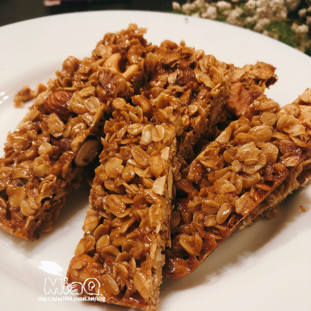 【甜點食譜】堅果燕麥棒(能量棒)食譜，營養又健康，訓前補充健身必備點心 (1).JPG