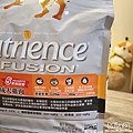 【2022飼料推薦】八犬寵物 無穀低敏飼料開箱｜Nutrience紐崔斯評價，挑嘴狗也愛吃的紐崔斯天然糧成犬-雞肉口味 (4).JPG