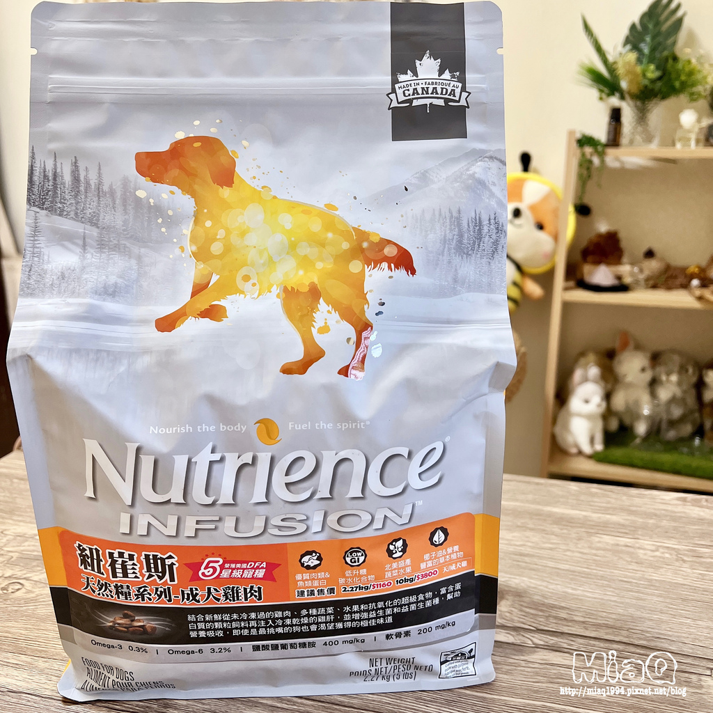 【2022飼料推薦】八犬寵物 無穀低敏飼料開箱｜Nutrience紐崔斯評價，挑嘴狗也愛吃的紐崔斯天然糧成犬-雞肉口味 (3).JPG