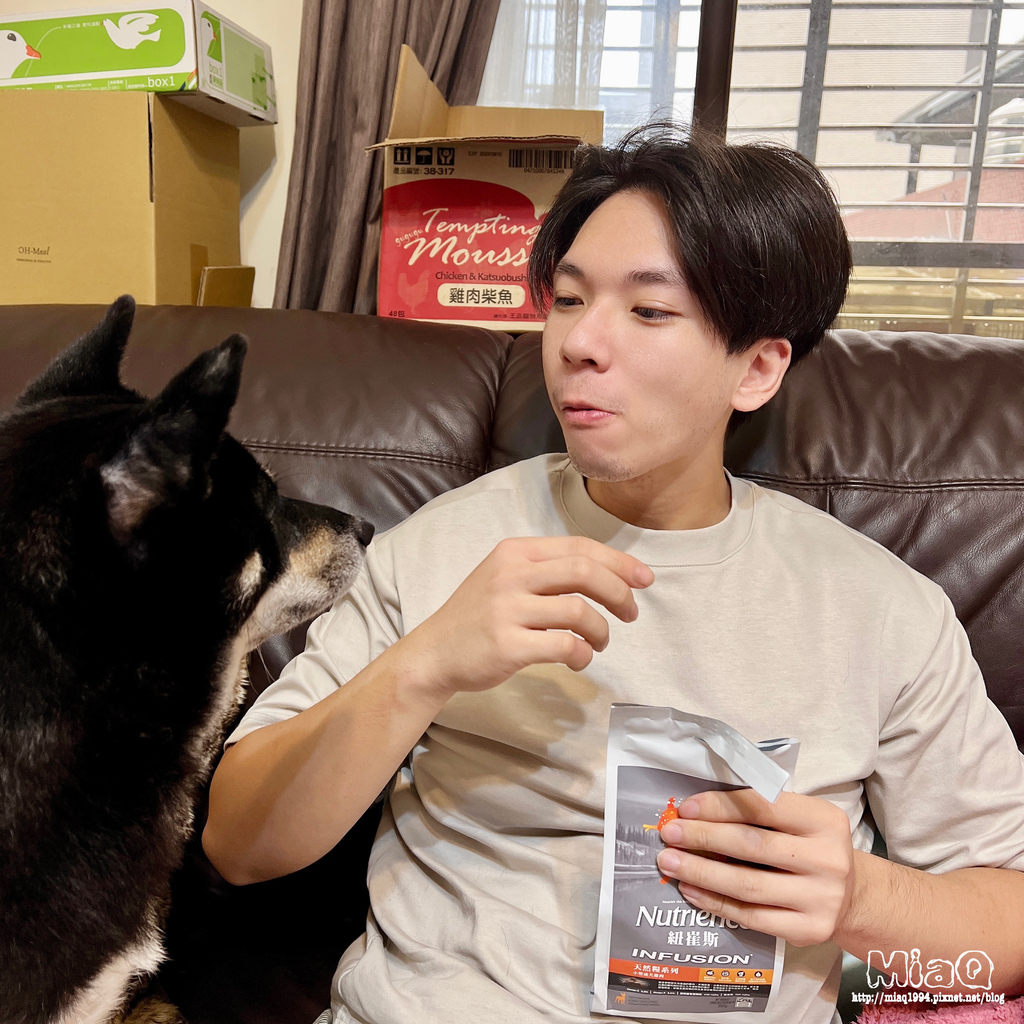 【2022飼料推薦】八犬寵物 無穀低敏飼料開箱｜Nutrience紐崔斯評價，挑嘴狗也愛吃的紐崔斯天然糧成犬-雞肉口味 (8).JPG