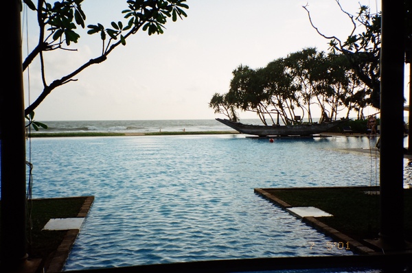 班托塔飯店游泳池-後面是印度洋.JPG