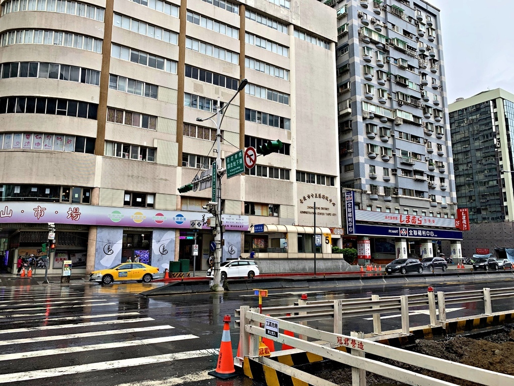 和逸飯店台北忠孝館對面