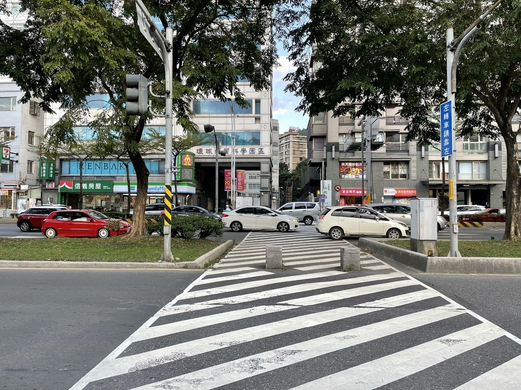 往挪威森林淡水森森館的路口