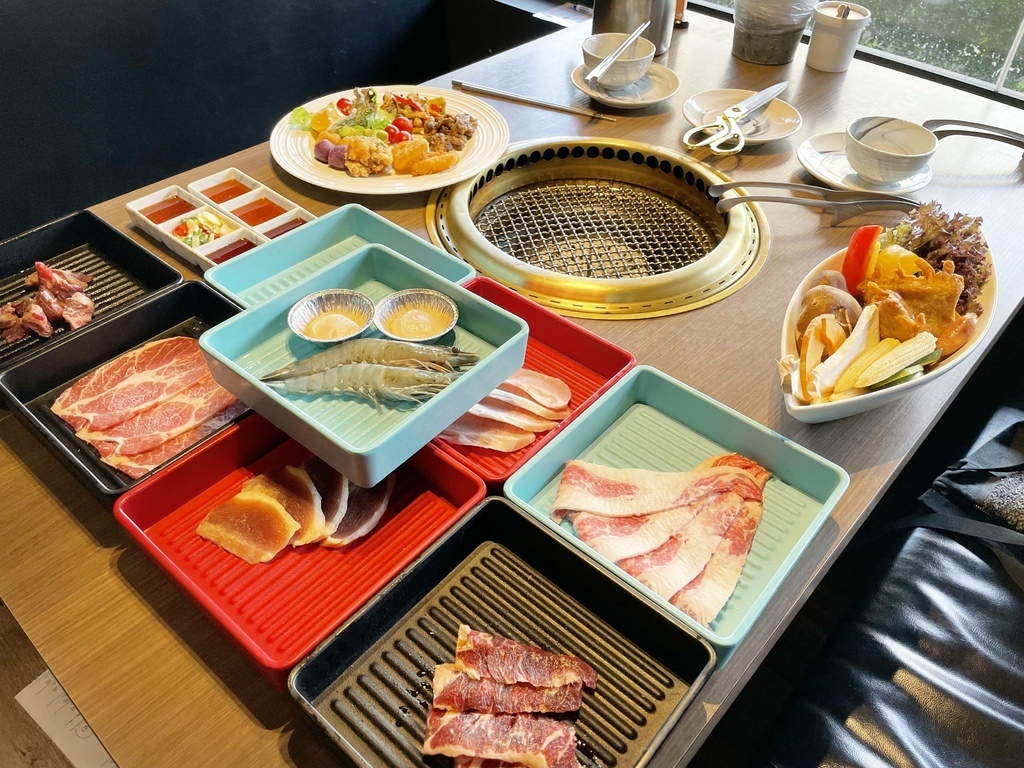 燒肉同話竹北光明店滿桌食材