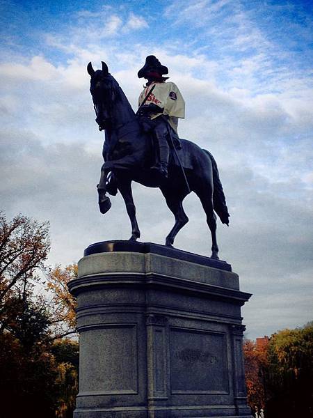 Boston-穿紅襪衣的雕像！