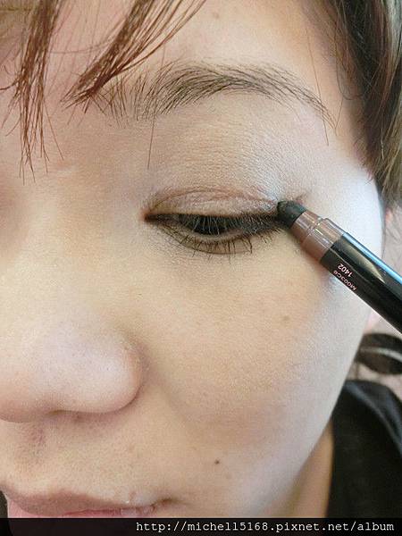 Miss Hana 花娜小姐 立體光感紗粉餅 11g+Miss Hana 花娜小姐 快乾防暈絲絨煙燻旋轉眼膠筆 0.35g