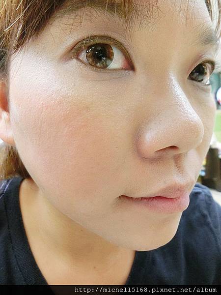 巴黎萊雅：  輕透亮氣墊粉餅 + 輕透光感氣墊腮紅 + 花漾漸層氣墊唇彩 + 魅眼名伶氣墊光燦眼影筆 + 3合1立體眉彩筆