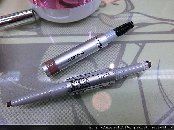 巴黎萊雅：  輕透亮氣墊粉餅 + 輕透光感氣墊腮紅 + 花漾漸層氣墊唇彩 + 魅眼名伶氣墊光燦眼影筆 + 3合1立體眉彩筆