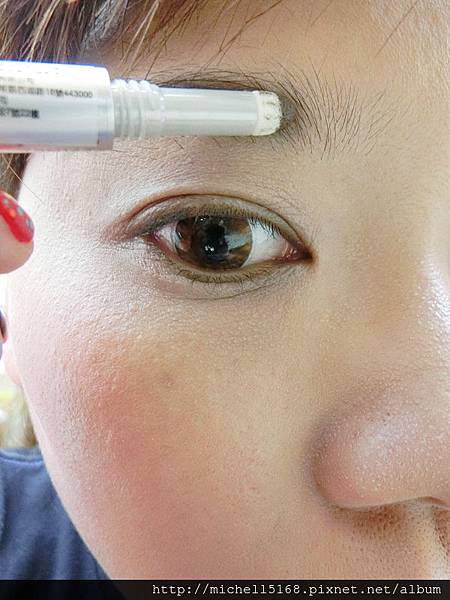 巴黎萊雅：  輕透亮氣墊粉餅 + 輕透光感氣墊腮紅 + 花漾漸層氣墊唇彩 + 魅眼名伶氣墊光燦眼影筆 + 3合1立體眉彩筆