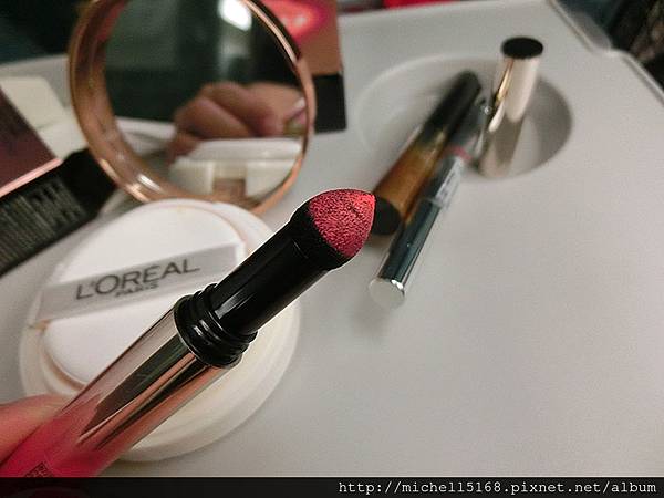 巴黎萊雅：  輕透亮氣墊粉餅 + 輕透光感氣墊腮紅 + 花漾漸層氣墊唇彩 + 魅眼名伶氣墊光燦眼影筆 + 3合1立體眉彩筆