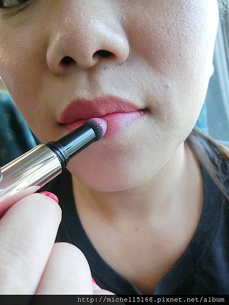 巴黎萊雅：  輕透亮氣墊粉餅 + 輕透光感氣墊腮紅 + 花漾漸層氣墊唇彩 + 魅眼名伶氣墊光燦眼影筆 + 3合1立體眉彩筆