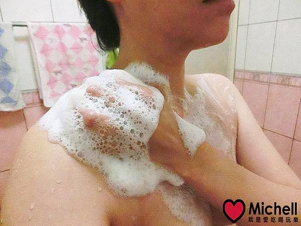 日本獅王 肌潤保濕沐浴乳(清新皂氛)＋輕巧包X4(茉莉玫瑰)