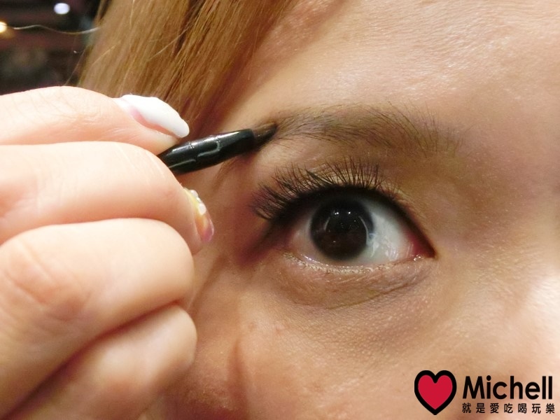 KATE率性棕色打造深魅彩粧：造型雙效眼線筆(BR-1)+3D造型眉彩餅(EX-4)，新發售！      