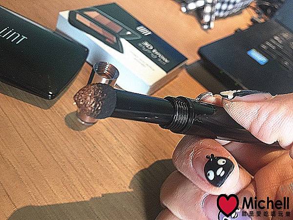 UNT 深邃媚惑眼彩組：UNT完美持色3D有型眉彩盤/UNT星空雙色氣墊眼影筆