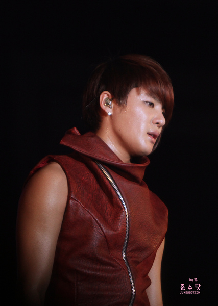 俊秀 101012 JYJ Worldwide Showcase in Seoul (21).jpg