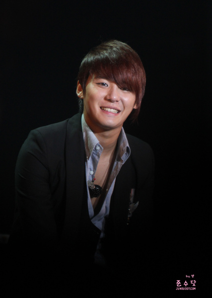 俊秀 101012 JYJ Worldwide Showcase in Seoul (15).jpg