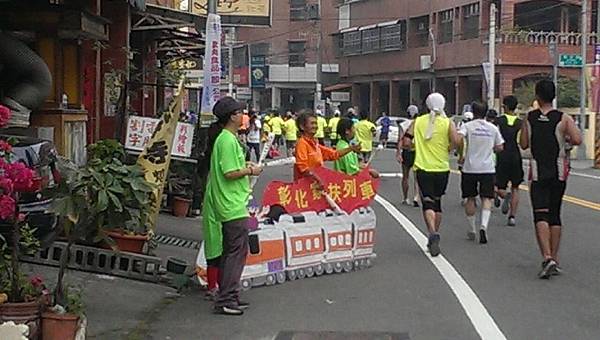 家扶列車幫跑者加油！