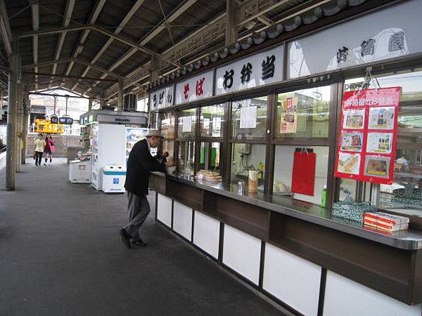 米原往名古屋的轉乘站的立食