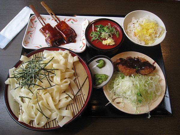 挐用的午餐:名古屋寬麵&味增豬排套餐(不到1000￥）