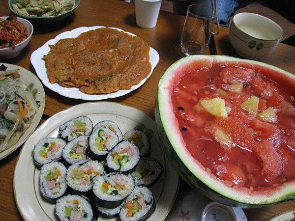 韓國人都會這樣吃西瓜非常好喝～左上才是正統海鮮煎餅～說有多好吃就有多好吃有彈性又夠味
