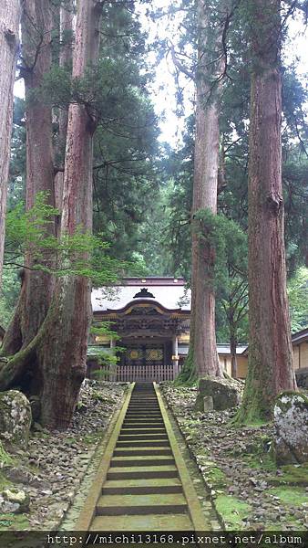 烈陽下的寂靜山寺