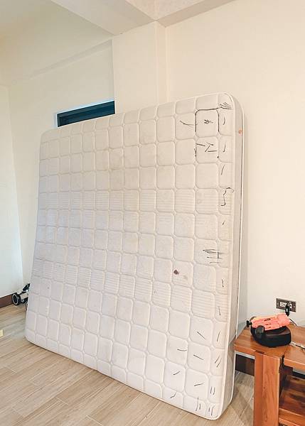 麥克筆畫過的床.jpg 麥克筆畫過的床.jpg