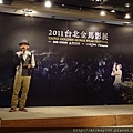 20111113三浦春馬與青山真治導演很配合 (1).JPG