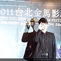 20111113三浦春馬與青山真治導演很配合 (3).JPG