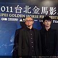 20111113三浦春馬與青山真治導演很配合 (4).JPG