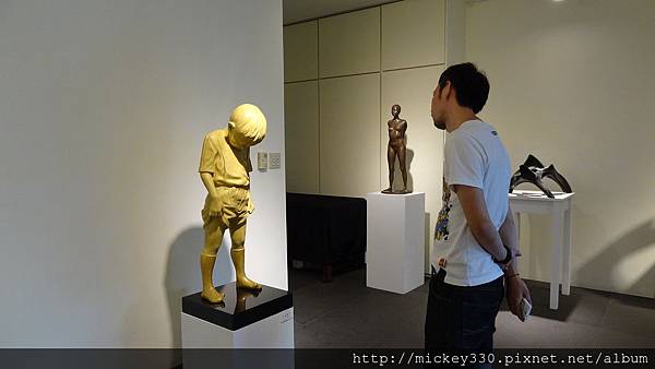 2012 8 4王志文林冠吟雕塑展~ 831@青雲畫廊明水路~出門後臉書收到邀請臨時趕去的呢看我朋友tim哥多認真陪我看藝術品 (6)