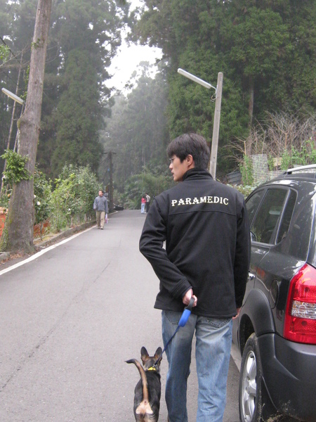 老男牽著帕比漫步唷