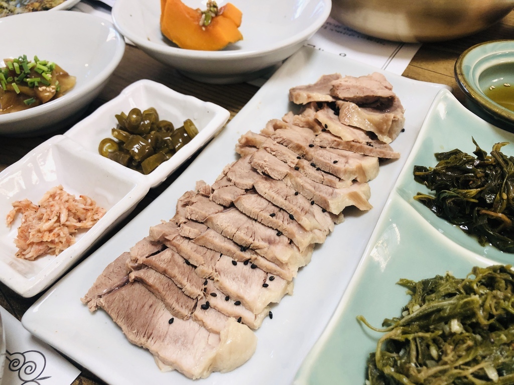 聞慶餐廳 讓人熊熊聯想到 魷魚遊戲 的山菜飯韓屋餐廳 180不在家 到全世界玩耍去 痞客邦