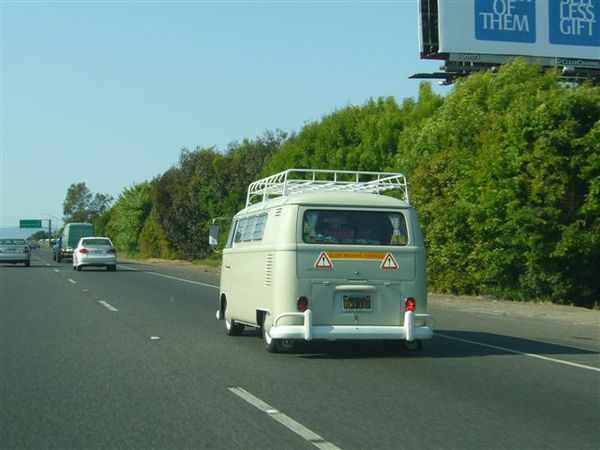 回家路上看到的可愛小車~~尾隨中!