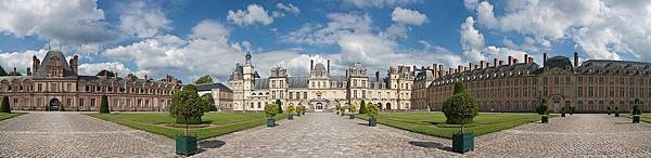 1920px-Palace_of_Fontainebleau,_France_-_July_2011_result.jpg