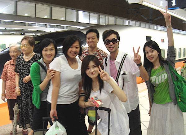 阿婆..照到你了啦