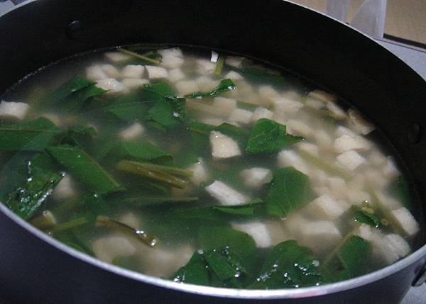 青菜豆腐湯．．在日本吃到青菜會流淚（菜種類少又貴）