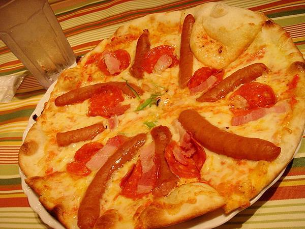晚餐吃香腸pizza