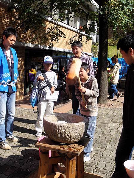 小男孩也來試搗