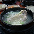 人蔘雞....  據說來到韓國10位有11位第一餐都吃這個..