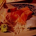 山根壽司的生魚片，實在太暗了，顏色好怪，不過很好吃。