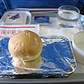 第一餐~飛機餐。餐包真的很好吃~