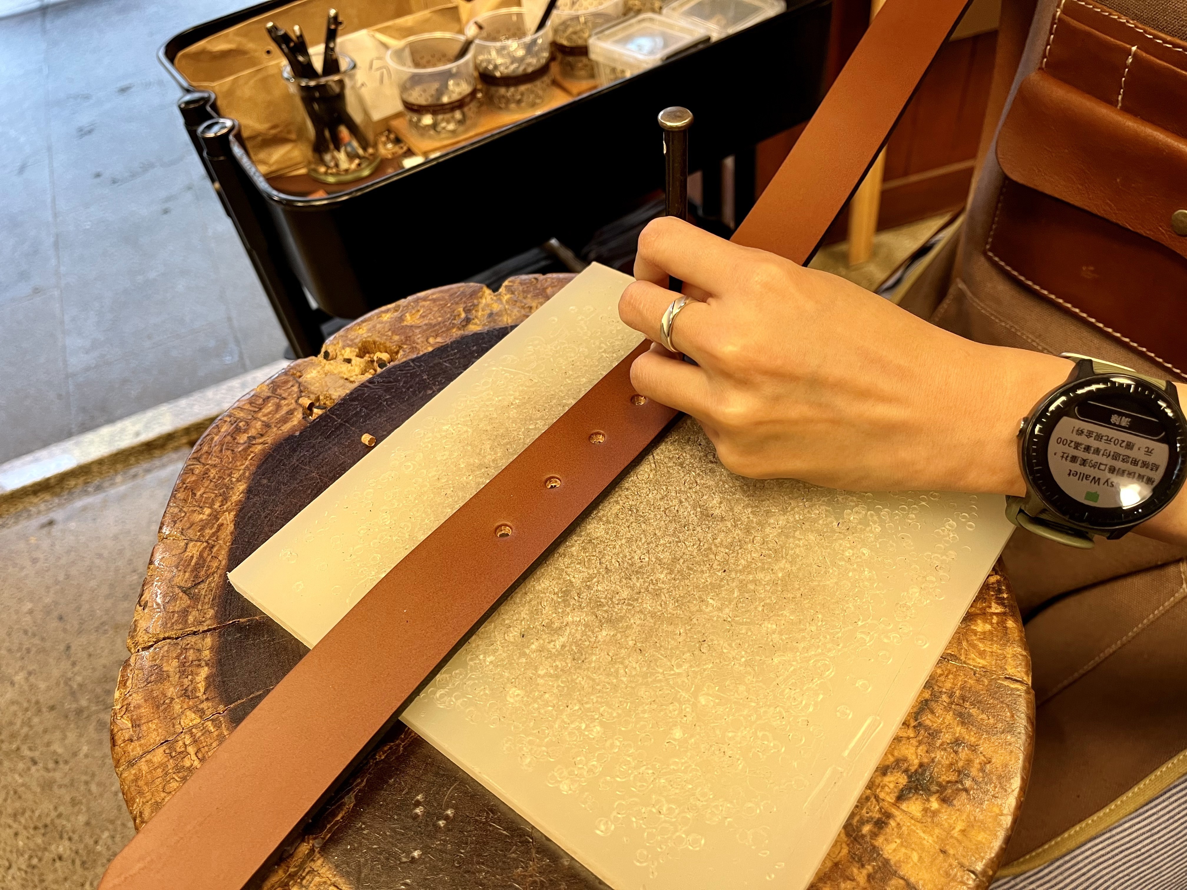 豆子皮革製作手工牛革皮帶打洞