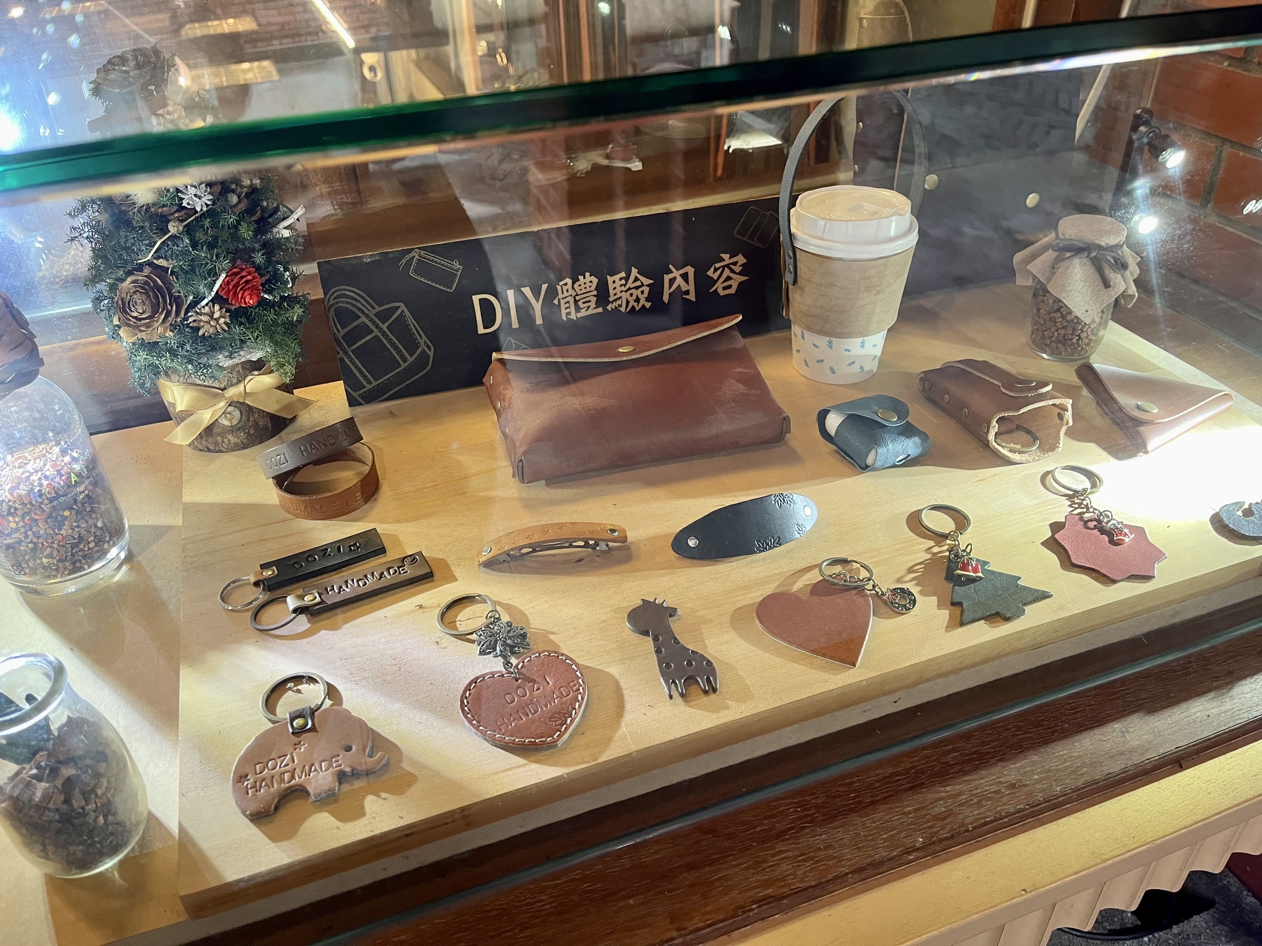 豆子皮革門口有展示diy體驗內容