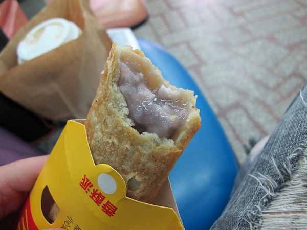 嗯~就是跟想像中的不一樣，個人覺得像假芋泥