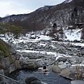 槍見館的招牌槍見の湯,開放的視野可以看到溪流及槍岳 生平第一次泡混浴 刺激喔~^^