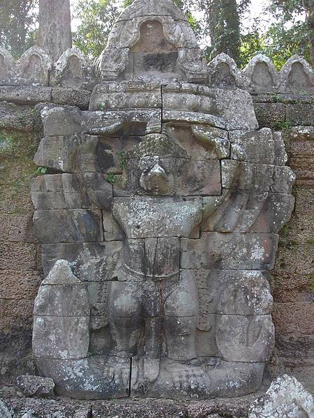 第四圍外牆上巨大的迦樓羅雕像