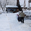 大家都忙著清機雪