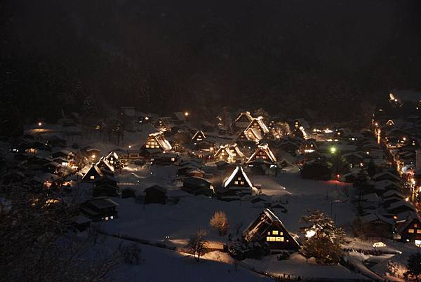 雖然點燈時間會持續到晚上7點半,但實在太冷且後來雪下的好大 所以趕緊回到民宿吃晚餐囉~~