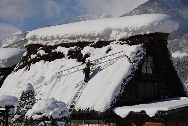 巧遇神田家要來清屋頂過於厚重的積雪